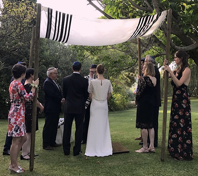 A handheld simple chuppah needs a white cloth, or Tallit attached to the top of four sturdy poles. The ploes should be 2.5-3.0 meters, or 7-9ft long. This allows those holding the poles to keep them on the ground and not have to hold up the weight of both the poles and the canopy by themselves. A tablecloth makes an ideal canopy and can be used at home afterwards to connect the marriage to festive occassions later on.