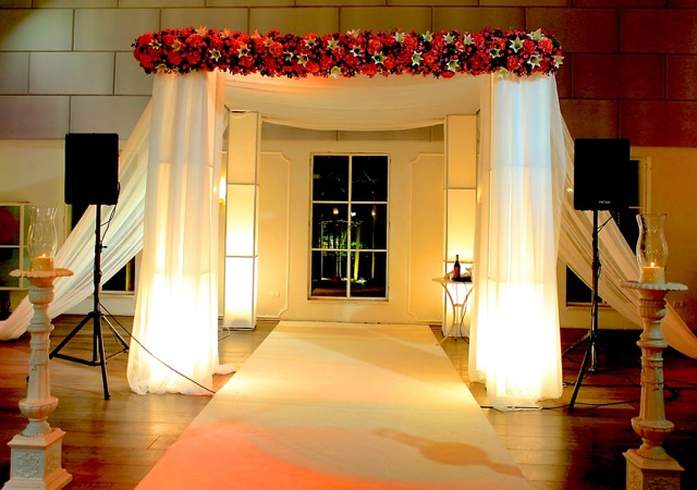 An elegant chuppah, but the wide columns will hide the parents from being viewed by the guests and the speakers are poorly placed. A sound-check before the ceremony is advisable.